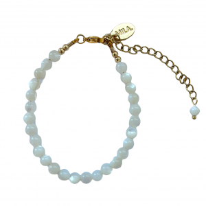 Deze schelpkralen armband shop je bij Mila jwls.