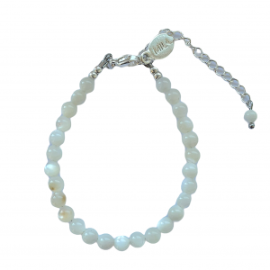 Deze schelpkralen armband shop je bij Mila jwls.