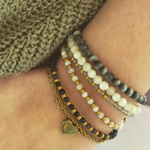 Deze superleuke armbanden shop je bij Mila jwls.