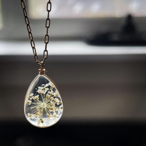 Deze ketting met bloembedel shop je bij Mila jwls.