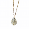 Deze ketting met bloembedel shop je bij Mila jwls.