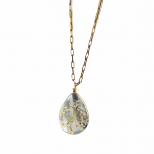 Deze ketting met bloembedel shop je bij Mila jwls.