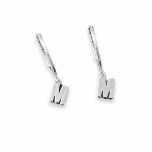 De initialen oorbellen shop je bij Mila jwls.