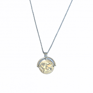 Deze ketting met wereldbol shop je bij Mila jwls.