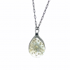 Deze ketting met bloembedel shop je bij Mila jwls.
