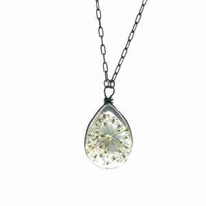 Deze ketting met bloembedel shop je bij Mila jwls.