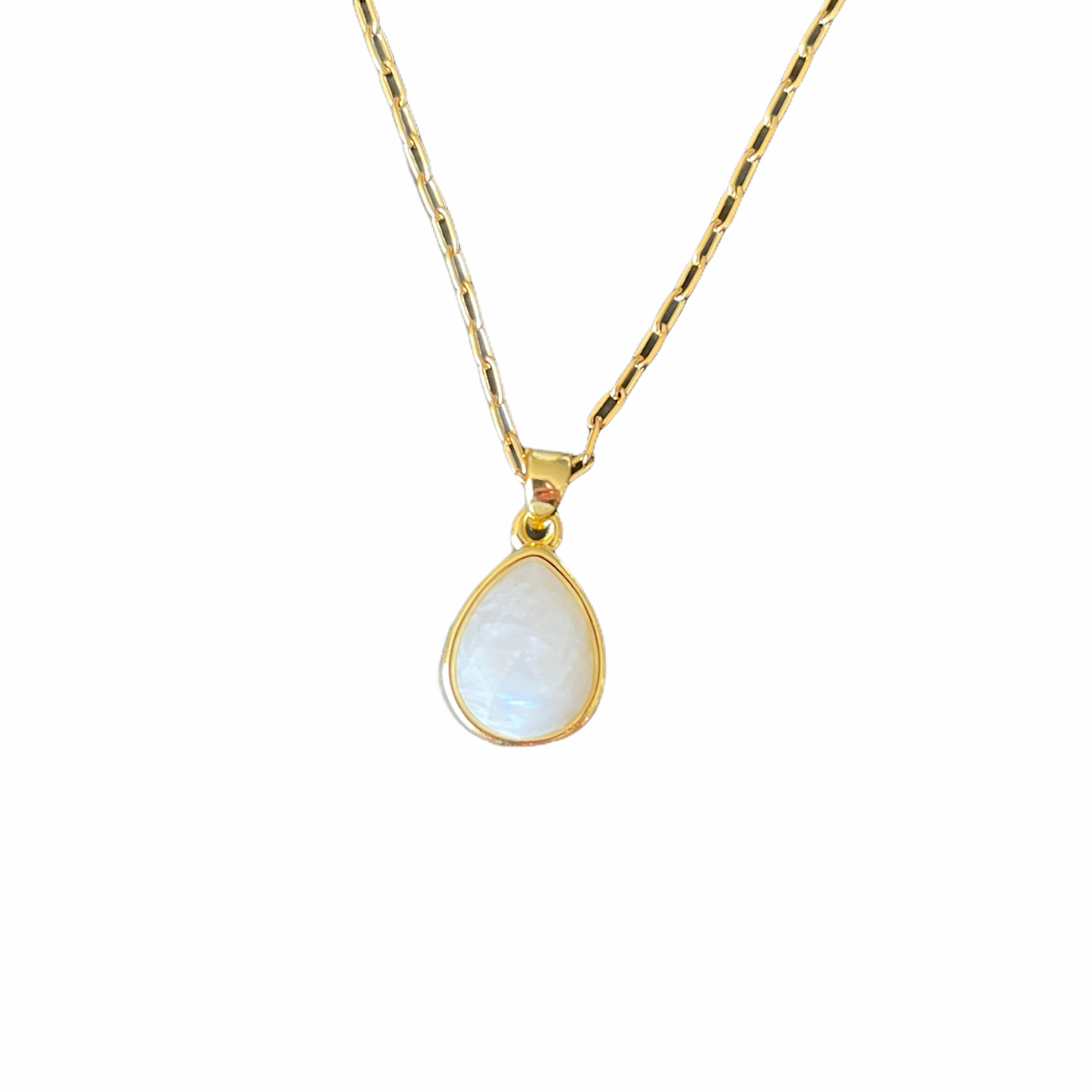 Deze ketting met moonstone bedel shop je bij Mila jwls.