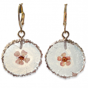 Deze oorbellen met een droogbloem erin shop je bij Milajwls.