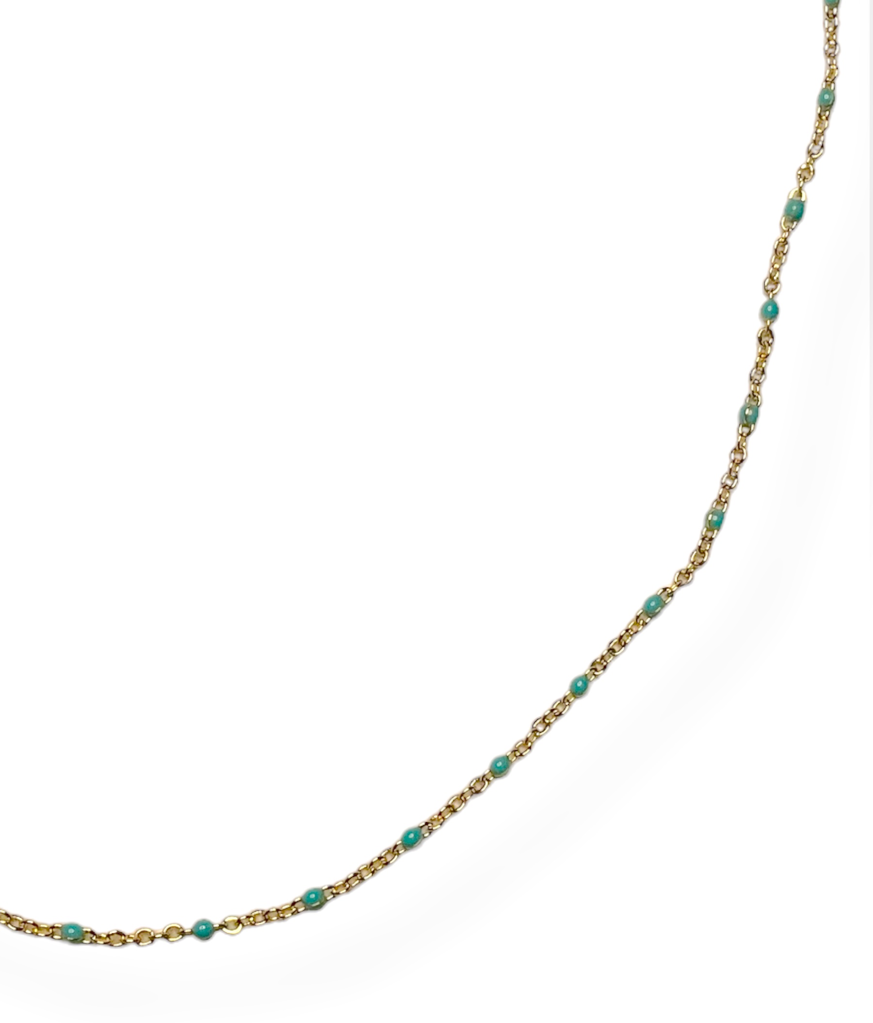 De June ketting van Mila jwls is de gekleurde gouden ketting die je niet mag missen.